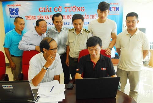 HLV Hoàng Đình Hồng (đeo kính), Trưởng ban trọng tài chủ trì lễ bốc thăm, xếp lịch thi đấu giải cờ tướng TTXVN mở rộng – Cúp Điện gió châu Á lần 5 năm 2015, chiều ngày 24/9/2015