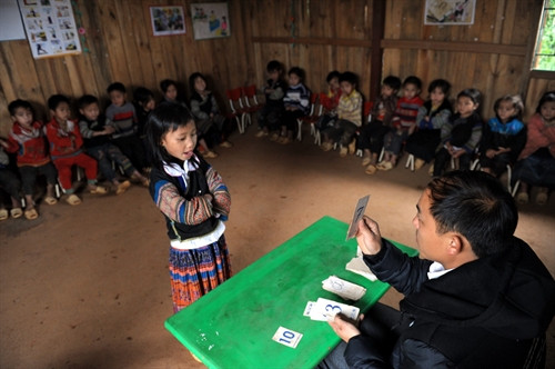 Thầy Cứ A Giàng cho biết: “Dạy trẻ em phải biết dỗ dành và kiên nhẫn. Nhiều lần tôi phải đảm nhiệm luôn vai trò “người cha” trong lớp học để hướng dẫn các em học bài”