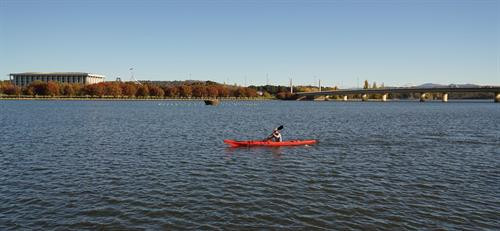 Hồ Burley Griffin. Nước hồ rất trong và sạch, không khí trong lành, tạo cho bạn cảm giác rất thoải mái. Ảnh: Sao Băng - Pv TTXVN tại Australia Hồ Burley Griffin. Nước hồ rất trong và sạch, không khí trong lành, tạo cho bạn cảm giác rất thoải mái. Ảnh: Sao Băng - Pv TTXVN tại Australia