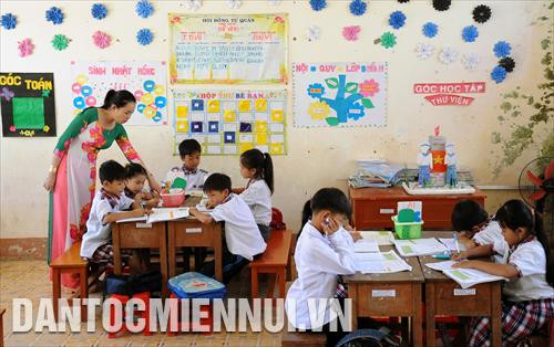 Từ nguồn vốn chương trình bãi ngang ven biển, Trường Tiểu học Vân Khánh Đông 1 (ấp Minh Giồng, Vân Khánh Đông, An Minh, Kiên Giang) được đầu tư nâng cấp sân nền và hàng rào khuôn viên trường, tạo không gian học tập sạch đẹp, an toàn cho các em học sinh