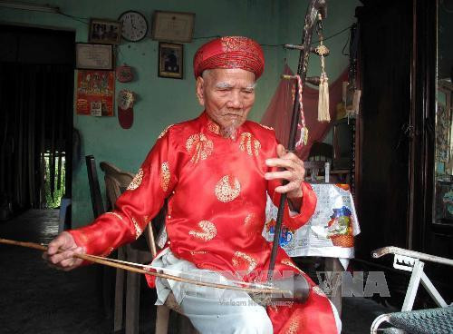 Nghệ nhân Lữ Hữu Thi bên cây đàn nhị. Ảnh: Quốc Việt - TTXVN