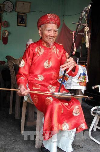 Nghệ nhân Lữ Hữu Thi bên cây đàn nhị. Ảnh: Quốc Việt - TTXVN