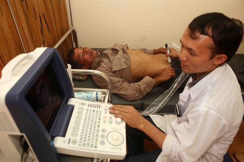 Cán bộ y tế khám bệnh cho đồng bào ở xã Cẩm Muộn, huyện Quế Phong (Nghệ An) Cán bộ y tế khám bệnh cho đồng bào ở xã Cẩm Muộn, huyện Quế Phong (Nghệ An)