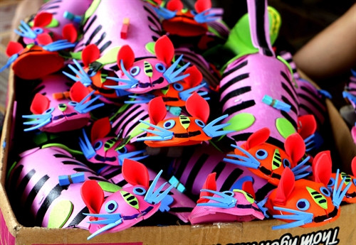 Một món đồ chơi dân gian hình mèo của anh Út Truyền có giá 10 ngàn đồng. Một món đồ chơi dân gian hình mèo của anh Út Truyền có giá 10 ngàn đồng.