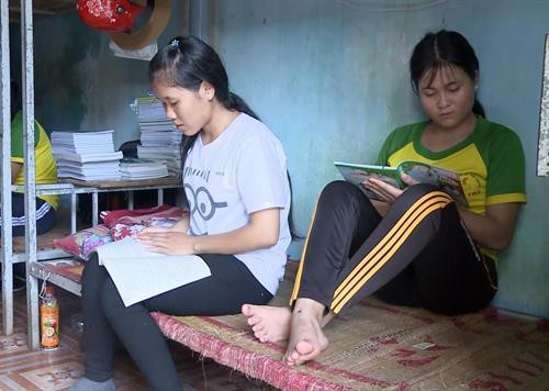 Nhà ở bán trú chật chội, không đáp ứng nhu cầu sinh hoạt, học tập của học sinh. Ảnh: Phước Ngọc-TTXVN Nhà ở bán trú chật chội, không đáp ứng nhu cầu sinh hoạt, học tập của học sinh. Ảnh: Phước Ngọc-TTXVN