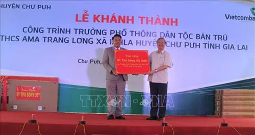 Đồng chí Trần Quốc Vượng trao quà cho nhà trường. Ảnh: Hồng Điệp - TTXVN Đồng chí Trần Quốc Vượng trao quà cho nhà trường. Ảnh: Hồng Điệp - TTXVN