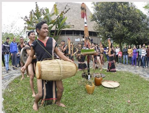 Đồng bào Xơ Đăng trong lễ mừng lúa mới. Đồng bào Xơ Đăng trong lễ mừng lúa mới.