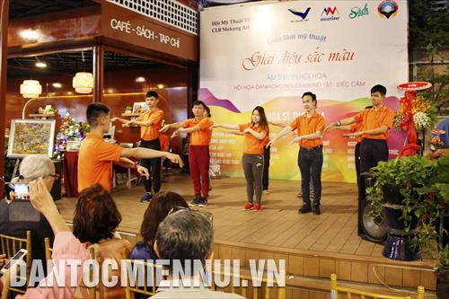 Các họa sĩ khiếm thính tặng hoa thầy, cô giáo tại lễ khai mạc triển lãm