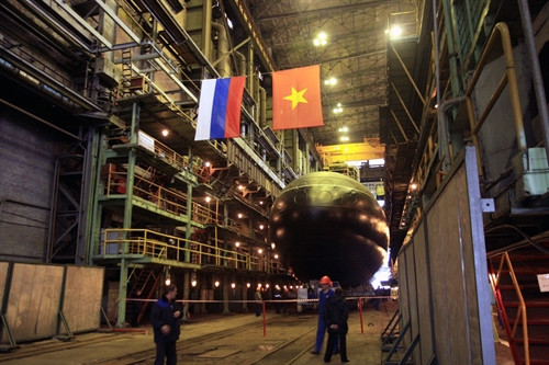 Tàu ngầm HQ-187 Bà Rịa-Vũng Tàu đang được hạ thủy. Ảnh: Duy Trinh- phóng viên TTXVN tại LB Nga Tàu ngầm HQ-187 Bà Rịa-Vũng Tàu đang được hạ thủy. Ảnh: Duy Trinh- phóng viên TTXVN tại LB Nga