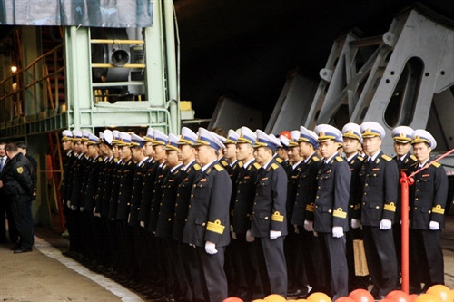 Các sỹ quan, thủy thủ đoàn tại lễ hạ thủy tàu ngầm HQ-187 Bà Rịa-Vũng Tàu. Ảnh: Duy Trinh- phóng viên TTXVN tại LB Nga Các sỹ quan, thủy thủ đoàn tại lễ hạ thủy tàu ngầm HQ-187 Bà Rịa-Vũng Tàu. Ảnh: Duy Trinh- phóng viên TTXVN tại LB Nga