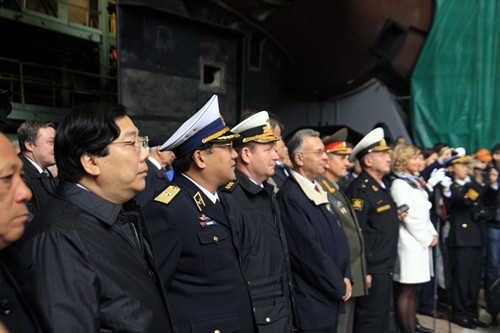 Đại sứ Việt Nam tại LB nga Nguyễn Thanh Sơn (ngoài cùng bên trái) và các đại biểu tại lễ hạ thủy tàu ngầm HQ-187 Bà Rịa-Vũng Tàu. Ảnh: Duy Trinh- phóng viên TTXVN tại LB Nga Đại sứ Việt Nam tại LB nga Nguyễn Thanh Sơn (ngoài cùng bên trái) và các đại biểu tại lễ hạ thủy tàu ngầm HQ-187 Bà Rịa-Vũng Tàu. Ảnh: Duy Trinh- phóng viên TTXVN tại LB Nga