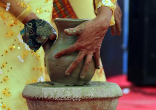 Biểu diễn nghệ thuật chế tác gốm của các nghệ nhân làng gốm Bàu Trúc. Ảnh: Đức Ánh - TTXVN