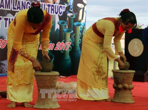 Biểu diễn nghệ thuật chế tác gốm của các nghệ nhân làng gốm Bàu Trúc. Ảnh: Đức Ánh - TTXVN