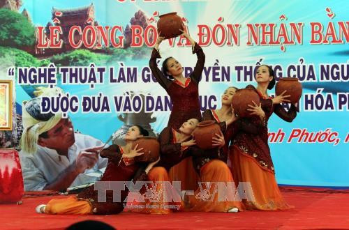 Biểu diễn nghệ thuật tại buổi lễ. Ảnh: Đức Ánh - TTXVN