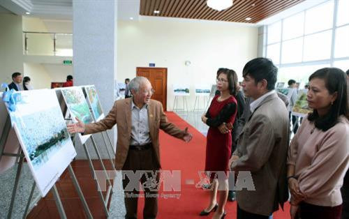 Khách tham quan triển lãm. Ảnh: Phạm Kiên - TTXVN