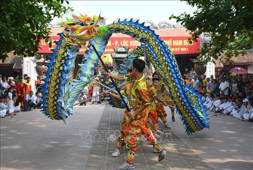 Màn múa rồng trong lễ khai hội đền Trần Nam Định. Ảnh: Công Luật-TTXVN