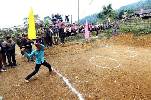 Đồng bào vui chơi thi đấu môn Tù lu trong ngày tết. Ảnh: Phan Tuấn Anh- TTXVN Đồng bào vui chơi thi đấu môn Tù lu trong ngày tết. Ảnh: Phan Tuấn Anh- TTXVN