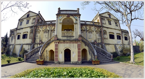 Toàn bộ mặt trước của dinh thự.