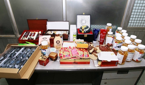 Các sản phẩm nhập lậu vừa bị bắt giữ. Ảnh: Doãn Tấn – TTXVN