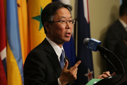 Trong ảnh: Đại diện thường trực Nhật Bản tại LHQ Motohide Yoshikawa trả lời báo giới sau cuộc họp của Hội đồng Bảo an ở New York (Mỹ) ngày 6/1. Ảnh: AFP/TTXVN