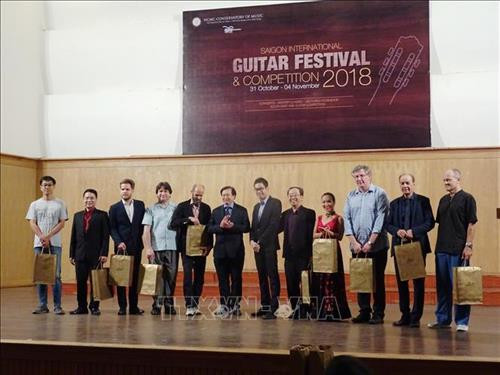 Các nghệ sĩ Việt Nam và quốc tế tham dự liên hoan. Ảnh: Gia Thuận - TTXVN Các nghệ sĩ Việt Nam và quốc tế tham dự liên hoan. Ảnh: Gia Thuận - TTXVN