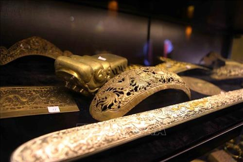 Các sản phẩm kim hoàn, mỹ nghệ của các làng nghề tại buổi trưng bày. Ảnh: Thành Đạt – TTXVN