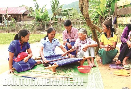 Hội Liên hiệp Phụ nữ huyện Đam Rông khôi phục nghề dệt thổ cẩm truyền thống lâu nay bị mai một. Ảnh: Đặng Tuấn