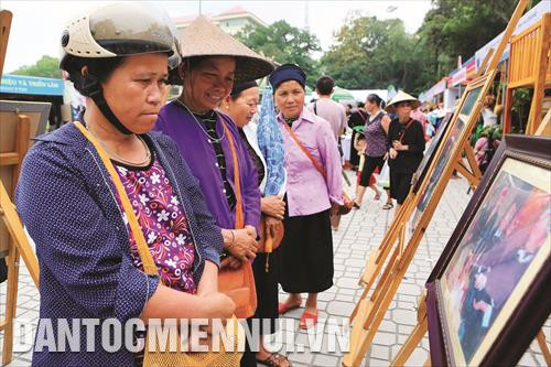 Trong khuôn khổ Liên hoan còn có Triển lãm ảnh về chủ đề “Di sản văn hóa Then các dân tộc Tày - Nùng - Thái Việt Nam và tỉnh Hà Giang” Trong khuôn khổ Liên hoan còn có Triển lãm ảnh về chủ đề “Di sản văn hóa Then các dân tộc Tày - Nùng - Thái Việt Nam và tỉnh Hà Giang”