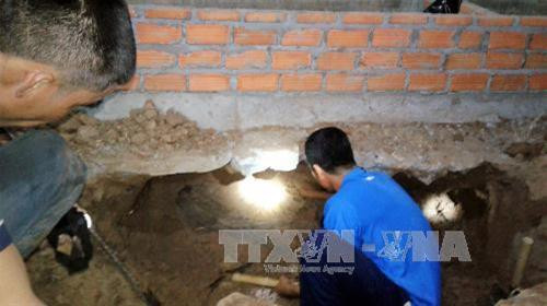 Các chiến sỹ Đội tìm kiếm, cất bốc hài cốt liệt sỹ tỉnh Bình Phước - Đội K72 tìm, lấy mộ liệt sỹ dưới móng trường học đầu năm 2017. Ảnh: TTXVN Các chiến sỹ Đội tìm kiếm, cất bốc hài cốt liệt sỹ tỉnh Bình Phước - Đội K72 tìm, lấy mộ liệt sỹ dưới móng trường học đầu năm 2017. Ảnh: TTXVN