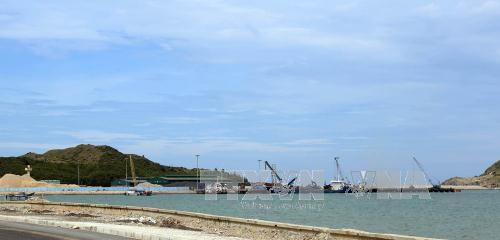 Cảng Hòn La (Quảng Bình) thu hút nhiều tàu và hàng hóa xuất nhập khẩu. Ảnh: Phạm Hậu - TTXVN Cảng Hòn La (Quảng Bình) thu hút nhiều tàu và hàng hóa xuất nhập khẩu. Ảnh: Phạm Hậu - TTXVN