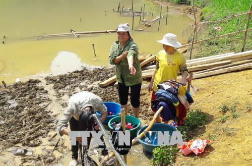 Người dân điểm tái định cư bản Quỳnh Sơn, xã Yên Sơn (Yên Châu, Sơn La) phải đi xa vài cây số để lấy nước sinh hoạt hàng ngày. Ảnh: Nguyễn Cường - TTXVN Người dân điểm tái định cư bản Quỳnh Sơn, xã Yên Sơn (Yên Châu, Sơn La) phải đi xa vài cây số để lấy nước sinh hoạt hàng ngày. Ảnh: Nguyễn Cường - TTXVN