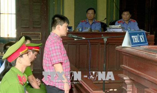 Bị cáo thực hiện vụ đốt kho xe cảnh sát Nguyễn Đức Sinh tại phiên tòa phúc thẩm ngày 4/6/2018. Ảnh: Thành Chung - TTXVN Bị cáo thực hiện vụ đốt kho xe cảnh sát Nguyễn Đức Sinh tại phiên tòa phúc thẩm ngày 4/6/2018. Ảnh: Thành Chung - TTXVN