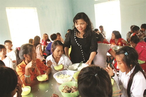 Bữa cơm trưa của học sinh bán trú ở xã Đăk Long