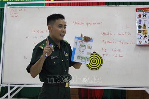 Thiếu tá Nguyễn Tuấn Hình trong giờ lên lớp dạy tiếng Anh cho các học sinh trên đảo Bích Đầm. Ảnh: Phan Sáu - TTXVN Thiếu tá Nguyễn Tuấn Hình trong giờ lên lớp dạy tiếng Anh cho các học sinh trên đảo Bích Đầm. Ảnh: Phan Sáu - TTXVN