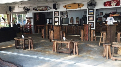 Hãy đến đây để chiêm ngưỡng tượng Phật lớn nhất thế giới. Chỉ mất 30 đi từ đảo Hong Kong, bạn có thể dành 1 ngày ở Lantau để khám phá những thác nước hùng vĩ, những làng chài, bãi biển… Tượng Đại Phật Thiên Tân: Đây là bức tượng Phật ngồi bằng đồng lớn nhất thế giới với chiều cao 34 mét, nặng 250 tấn, mỗi ngày thu hút hàng ngàn lượt người đến thăm quan. Beach House: Có một chuỗi quán cà phê nhìn ra biển, bao gồm Beach House. Tại đây phục vụ các món ăn Địa Trung Hải, chủ yếu là các món hải sản. Được mệnh danh là lá phổi của Hong Kong, Lantau địa hình chủ yếu đồi núi, có những bãi cát trải dài bờ biển và công viên lớn nhất đảo. Gia súc trên đảo nhiều hơn cả taxi: Gần 1.000 con gia súc so với 75 chiếc taxi có trên đảo. Nằm giữa những ngọn núi và các cánh đồng lúa, bãi biển Pui O là sự lựa chọn tuyệt vời cho những người thích tắm nắng, lướt sóng và ngắm những con trâu nước đặc trưng của Lantau. Mavericks: Được mở cửa vào năm 2014, với đồ nội thất “cũ kỹ”, những tấm ván lướt sóng trang trí trên tường và ngay cả đoạn đường trượt băng nhỏ đã nhanh chóng biến Mavericks trở thành điểm đến hấp dẫn ở Lantau. Cắm trại ở Pui O: Một khu cắm trại công cộng gần biển, ngay bên cạnh nó là một doanh nghiệp địa phương cung cấp lều trại, túi ngủ, đồ dùng nấu nướng,… mọi đồ dùng cần thiết cho du khách. Biển Cheung Sha: Gần khu cắm trại là một địa điểm phổ biến để thưởng thức đồ ăn nhẹ và đồ uống. The Stoep: Nằm cách xa bờ biển, The Stoep là một trong những nhà hàng Nam Phi nổi tiếng nhất ở Hong Kong. Hãy đến đây để chiêm ngưỡng tượng Phật lớn nhất thế giới. Chỉ mất 30 đi từ đảo Hong Kong, bạn có thể dành 1 ngày ở Lantau để khám phá những thác nước hùng vĩ, những làng chài, bãi biển… Tượng Đại Phật Thiên Tân: Đây là bức tượng Phật ngồi bằng đồng lớn nhất thế giới với chiều cao 34 mét, nặng 250 tấn, mỗi ngày thu hút hàng ngàn lượt người đến thăm quan. Beach House: Có một chuỗi quán cà phê nhìn ra biển, bao gồm Beach House. Tại đây phục vụ các món ăn Địa Trung Hải, chủ yếu là các món hải sản. Được mệnh danh là lá phổi của Hong Kong, Lantau địa hình chủ yếu đồi núi, có những bãi cát trải dài bờ biển và công viên lớn nhất đảo. Gia súc trên đảo nhiều hơn cả taxi: Gần 1.000 con gia súc so với 75 chiếc taxi có trên đảo. Nằm giữa những ngọn núi và các cánh đồng lúa, bãi biển Pui O là sự lựa chọn tuyệt vời cho những người thích tắm nắng, lướt sóng và ngắm những con trâu nước đặc trưng của Lantau. Mavericks: Được mở cửa vào năm 2014, với đồ nội thất “cũ kỹ”, những tấm ván lướt sóng trang trí trên tường và ngay cả đoạn đường trượt băng nhỏ đã nhanh chóng biến Mavericks trở thành điểm đến hấp dẫn ở Lantau. Cắm trại ở Pui O: Một khu cắm trại công cộng gần biển, ngay bên cạnh nó là một doanh nghiệp địa phương cung cấp lều trại, túi ngủ, đồ dùng nấu nướng,… mọi đồ dùng cần thiết cho du khách. Biển Cheung Sha: Gần khu cắm trại là một địa điểm phổ biến để thưởng thức đồ ăn nhẹ và đồ uống. The Stoep: Nằm cách xa bờ biển, The Stoep là một trong những nhà hàng Nam Phi nổi tiếng nhất ở Hong Kong.