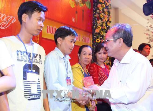 Trưởng Ban quản lý các Khu chế xuất – Khu công nghiệp Thành phố Hồ Chí Minh Nguyễn Hoàng Năng tặng quà Tết cho công nhân tại Ngày hội. Ảnh: Thanh Vũ-TTXVN