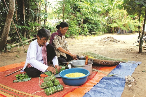 Đồng bào Khmer ở xã Đại Tâm, huyện Mỹ Xuyên (Sóc Trăng) gói bánh tét nhân dịp lễ vào năm mới