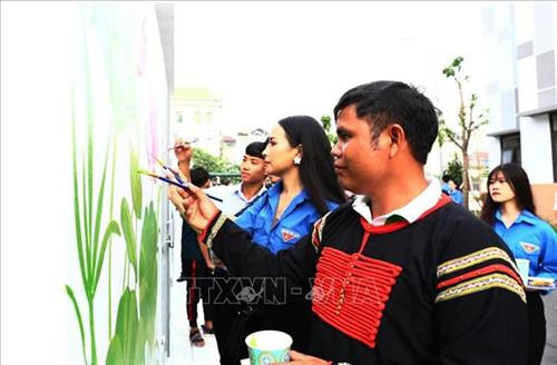 Anh Y Hlý Niê Kdăm tham gia vẽ tranh bích họa tại trường THCS Tứ Liên (Tây Hồ, Hà Nội). Ảnh: TTXVN Anh Y Hlý Niê Kdăm tham gia vẽ tranh bích họa tại trường THCS Tứ Liên (Tây Hồ, Hà Nội). Ảnh: TTXVN