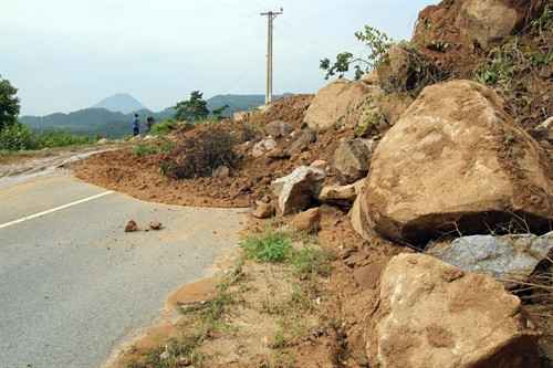 Đất đá trên núi sạt lở xuống đường tỉnh lộ 707 gây tắc nghẽn giao thông.