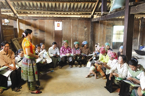 Một buổi nói chuyện về tảo hôn và hôn nhân cận huyết thống ở xã Bản Công, huyện Trạm Tấu
