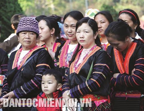 Những đôi bàn tay với kỹ thuật thêu điêu luyện thể hiện sự khéo léo của phụ nữ Mông. Ảnh: Xuân Tư Đồng bào dân tộc Mông, nhất là ngành Mông hoa ở xã Sa Lông, huyện Mường Chà trong ngày tỉnh Điện Biên tổ chức Lễ công nhận nghệ thuật tạo hoa văn trên trang phục truyền thống của người Mông là di sản văn hóa phi vật thể quốc gia. Ảnh: Xuân Tư Những đôi bàn tay với kỹ thuật thêu điêu luyện thể hiện sự khéo léo của phụ nữ Mông. Ảnh: Xuân Tư Đồng bào dân tộc Mông, nhất là ngành Mông hoa ở xã Sa Lông, huyện Mường Chà trong ngày tỉnh Điện Biên tổ chức Lễ công nhận nghệ thuật tạo hoa văn trên trang phục truyền thống của người Mông là di sản văn hóa phi vật thể quốc gia. Ảnh: Xuân Tư