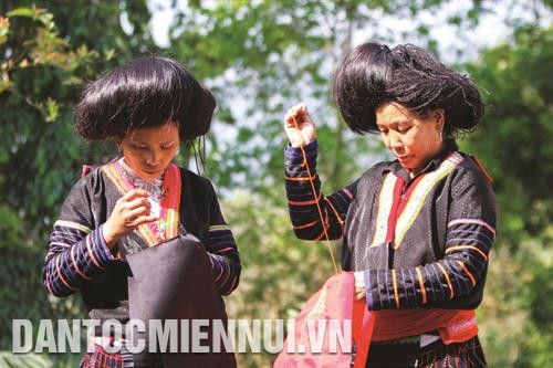 Nghệ thuật tạo hoa văn trên trang phục truyền thống là một nét văn hóa độc đáo được người Mông ở xã Sa Lông, huyện Mường Chà lưu giữ từ lâu đời. Ảnh: Xuân Tư Nghệ thuật tạo hoa văn trên trang phục truyền thống là một nét văn hóa độc đáo được người Mông ở xã Sa Lông, huyện Mường Chà lưu giữ từ lâu đời. Ảnh: Xuân Tư