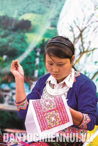 Cách tạo hoa văn, phối màu trên sản phẩm vải đã tạo nên những bộ trang phục đẹp, độc đáo, đem đến sự riêng biệt cho phụ nữ Mông. Ảnh: Xuân Tư Cách tạo hoa văn, phối màu trên sản phẩm vải đã tạo nên những bộ trang phục đẹp, độc đáo, đem đến sự riêng biệt cho phụ nữ Mông. Ảnh: Xuân Tư