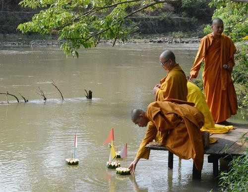 Nghi Lễ thả hoa đăng, thả những điều không may mắn theo dòng nước. Ảnh: Tuấn Anh – TTXVN Nghi Lễ thả hoa đăng, thả những điều không may mắn theo dòng nước. Ảnh: Tuấn Anh – TTXVN Nghi Lễ thả hoa đăng, thả những điều không may mắn theo dòng nước. Ảnh: Tuấn Anh – TTXVN Cộng đồng nười Lào nghe các nhà sư tụng kinh. Ảnh: Tuấn Anh – TTXVN Tết Bunpimay hay còn gọi Hội té nước là dịp mừng năm mới, Tết cổ truyền của các bộ tộc Lào. Ảnh: Tuấn Anh – TTXVN Nghi Lễ thả hoa đăng, thả những điều không may mắn theo dòng nước. Ảnh: Tuấn Anh – TTXVN Nghi Lễ thả hoa đăng, thả những điều không may mắn theo dòng nước. Ảnh: Tuấn Anh – TTXVN Nghi Lễ thả hoa đăng, thả những điều không may mắn theo dòng nước. Ảnh: Tuấn Anh – TTXVN Cộng đồng nười Lào nghe các nhà sư tụng kinh. Ảnh: Tuấn Anh – TTXVN Tết Bunpimay hay còn gọi Hội té nước là dịp mừng năm mới, Tết cổ truyền của các bộ tộc Lào. Ảnh: Tuấn Anh – TTXVN