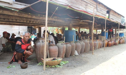 Thầy cúng Ksor Lol thực hiện nghi lễ cúng rượu. Ảnh: Quang Tấn