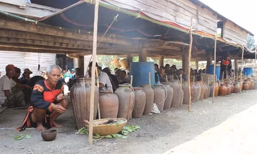 Thầy cúng Ksor Lol thực hiện nghi lễ cúng rượu. Ảnh: Quang Tấn