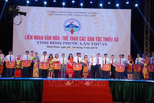 Biểu diễn hát múa tập thể trong ngày khai mạc. Ảnh: K GỬIH -TTXVN Trao cờ lưu niệm cho các đoàn tham dự liên hoan trong lễ khai mạc. Ảnh: K GỬIH -TTXVN Đại biểu tham quan các gian trưng bày sản phẩm dân tộc truyền thống trong ngày khai mạc. Ảnh: K GỬIH -TTXVN Biểu diễn múa dân tộc truyền thống trong ngày khai mạc. Ảnh: K GỬIH -TTXVN Biểu diễn hát múa tập thể trong ngày khai mạc. Ảnh: K GỬIH -TTXVN Trao cờ lưu niệm cho các đoàn tham dự liên hoan trong lễ khai mạc. Ảnh: K GỬIH -TTXVN Đại biểu tham quan các gian trưng bày sản phẩm dân tộc truyền thống trong ngày khai mạc. Ảnh: K GỬIH -TTXVN Biểu diễn múa dân tộc truyền thống trong ngày khai mạc. Ảnh: K GỬIH -TTXVN