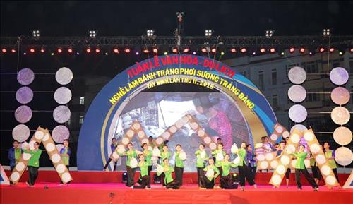 Hoạt cảnh nghề làm bánh tráng phơi sương Trảng Bàng, Tây Ninh tại lễ hội. Ảnh: Đức Hoảnh - TTXVN Hoạt cảnh nghề làm bánh tráng phơi sương Trảng Bàng, Tây Ninh tại lễ hội. Ảnh: Đức Hoảnh - TTXVN