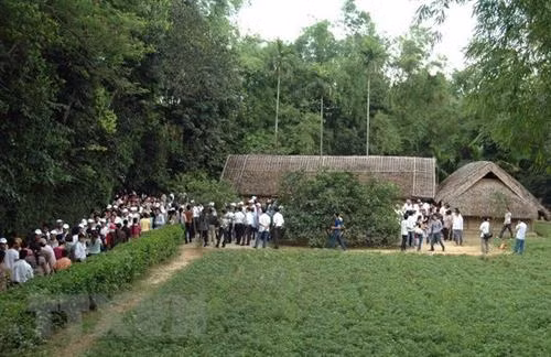 Người dân thăm quê nội của Bác tại làng Sen, xã Kim Liên, Nam Đàn, Nghệ An. Ảnh: Lan Xuân - TTXVN