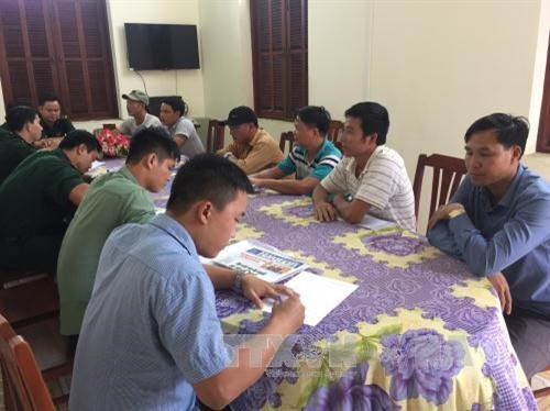 Lực lượng chức năng làm việc với các đối tượng khai thác cát trái phép. Ảnh: Thành Chung- TTXVN Lực lượng chức năng làm việc với các đối tượng khai thác cát trái phép. Ảnh: Thành Chung- TTXVN